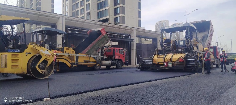 郑州新乡沥青路面施工接缝处理的精细工艺：保障路面的整体美观与性能